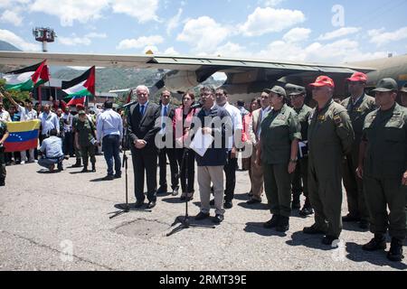 CARACAS, 12. August 2014 -- der venezolanische Außenminister Elias Jaua (2. L, Front) hält am 12. August 2014 eine Rede mit seinem palästinensischen Amtskollegen Riyad al-Maliki (1. L, Front) auf dem internationalen Flughafen von Maiquetia, Caracas, Venezuela. Die venezolanische Nachrichtenagentur (AVN) sagte, dass Venezuela am Dienstag zunächst 12 Tonnen humanitäre Hilfe an die Palästinenser verschickte, die durch die israelische Offensive im Gazastreifen betroffen waren. Boris Vergara) (da) (sp) VENEZUELA-CARACAS-GAZA-AID e BorisxVergara PUBLICATIONxNOTxINxCHN Caracas 12. August 2014 venezolanische Außenminister Elias 2. L Front del Stockfoto