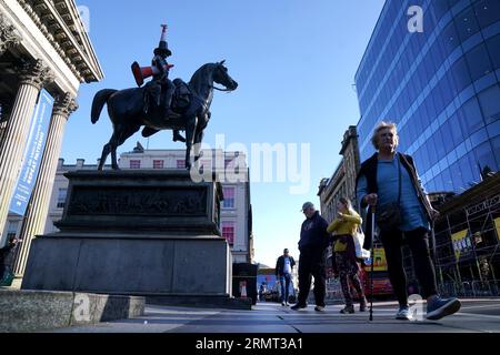 Die Statue des Duke of Wellington vor der Gallery of Modern Art in Glasgow, die mit einem neuen Verkehrskegel verziert wurde - mit einem schwarzen Streifen und einem Propeller auf der Oberseite. Es gibt Spekulationen, dass die neueste Ergänzung der berühmten Statue von Glasgow eingerichtet wurde, um das Ende der Banksy-Ausstellung „Cut and Run“ zu feiern, die am Montag geschlossen wurde. Bilddatum: Mittwoch, 30. August 2023. Stockfoto