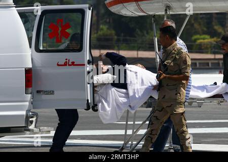 (140813) -- KAIRO, 13. Aug. 2014 -- medizinische Arbeiter transportieren den ehemaligen ägyptischen Präsidenten Hosni Mubarak aus einem Hubschrauber zu seinem Krankenhaus in Kairo, Ägypten, 13. Aug. 2014. Der ehemalige ägyptische Präsident Hosni Mubarak sagte am Mittwoch vor Gericht, dass er während des Volksaufstandes 2011 gegen seine lange Zeit herrschende Herrschaft keine Anweisung gab, Demonstranten zu töten, berichtete der staatliche Nile TV. ÄGYPTEN-KAIRO-MUBARAK-TRIAL Stringer PUBLICATIONxNOTxINxCHN Kairo Aug 13 2014 medizinische Arbeiter tragen den ehemaligen ägyptischen Präsidenten Hosni Mubarak von einem Hubschrauber zu seinem Krankenhaus in Kairo Ägypten Aug 13 2014 ägyptischer ehemaliger Präsident Hos Stockfoto