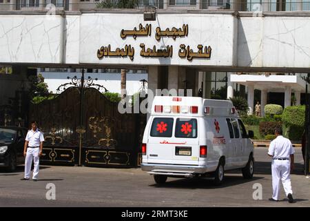 (140813) -- KAIRO, 13. August 2014 -- ein Krankenwagen mit dem ehemaligen ägyptischen Präsidenten Hosni Mubarak kommt aus einem Hubschrauber in Kairo, Ägypten, 13. August 2014 in das Krankenhaus der Maadi-Streitkräfte. Der ehemalige ägyptische Präsident Hosni Mubarak sagte am Mittwoch vor Gericht, dass er während des Volksaufstandes 2011 gegen seine langjährige Herrschaft keine Anweisung gab, Demonstranten zu töten, berichtete der staatliche Nile TV. (srb) ÄGYPTEN-KAIRO-MUBARAK-PROZESS AhmedxGomaa PUBLICATIONxNOTxINxCHN Kairo 13. August 2014 zum Krankenwagen mit dem ehemaligen ägyptischen Präsidenten Hosni Mubarak kommt das Maadi Armed Forces Hospital aus einem Hubschrauber an Stockfoto