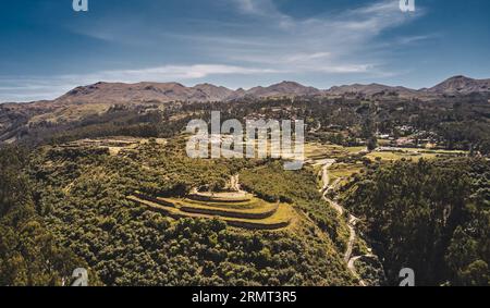 Blick aus der Vogelperspektive auf die inka-Ruinen von Sacsayhuaman am Stadtrand von Cusco, Peru. Archäologische Stätte der alten Inka-Zitadelle. Stockfoto