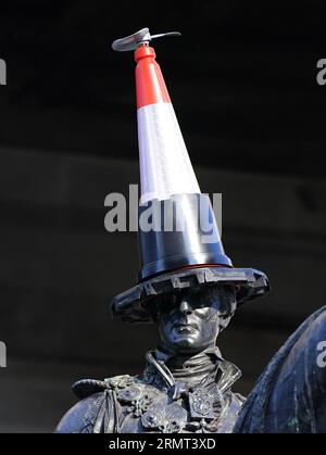 Die Statue des Duke of Wellington vor der Gallery of Modern Art in Glasgow, die mit einem neuen Verkehrskegel verziert wurde - mit einem schwarzen Streifen und einem Propeller auf der Oberseite. Es gibt Spekulationen, dass die neueste Ergänzung der berühmten Statue von Glasgow eingerichtet wurde, um das Ende der Banksy-Ausstellung „Cut and Run“ zu feiern, die am Montag geschlossen wurde. Bilddatum: Mittwoch, 30. August 2023. Stockfoto