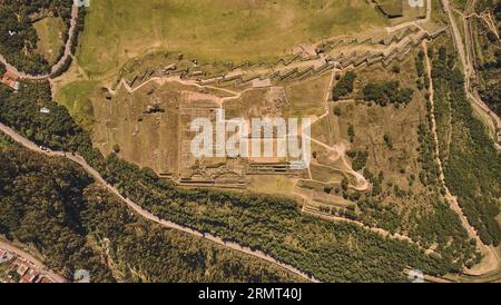 Blick von oben auf die inka-Ruinen von Sacsayhuaman am Stadtrand von Cusco, Peru. Archäologische Stätte der alten Inka-Zitadelle. Stockfoto