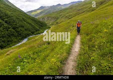 Wandern Sie durch scheinbar endlose Schluchten von Tusheti, Georgia Stockfoto