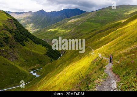 Wandern Sie durch scheinbar endlose Schluchten von Tusheti, Georgia Stockfoto