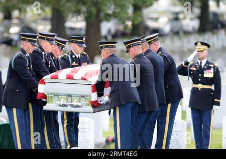 WASHINGTON, 14. August 2014 -- der Sarg von General Harold Greene wird während eines Beerdigungsdienstes in Abschnitt 60 des Arlington National Cemetery, außerhalb von Washington D.C., USA, 14. August 2014 begleitet. Greene wurde am 5. August von einem Schützen in afghanischer Armeeuniform getötet. Er war der ranghöchste US-Militärbeamte, der seit dem Vietnamkrieg in Übersee getötet wurde. US-WASHINGTON-MAJOR GENERAL GETÖTET IN AFGHANISTAN-BEERDIGUNG YinxBogu PUBLICATIONxNOTxINxCHN Washington 14. August 2014 der Sarg der US-Armee GENERALMAJOR Harold Greene WIRD während eines Begräbnisdienstes IN Abschnitt 60 des ARL begleitet Stockfoto