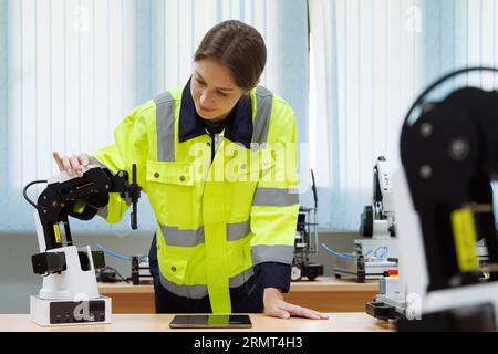 Studenten von Automatisierungstechnikern studieren Robotertrainingskits und untersuchen diese in der Robotik-Akademie an einer Universität oder Werkstätte. KI Stockfoto