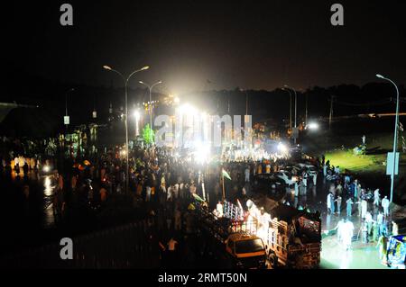 ISLAMABAD, 15. August 2014 -- pakistanische Anhänger der oppositionellen Partei Pakistan Tehreek-e-Insaf (PTI) kommen am 15. August 2014 in Islamabad, der Hauptstadt Pakistans. Tausende von Teilnehmern an zwei regierungsfeindlichen Märschen kamen am späten Freitag in die pakistanische Hauptstadt Islamabad, um Sit-in zu inszenieren und Forderungen zu präsentieren. ) PAKISTAN-ISLAMABAD-PROTEST-MÄRZ AhmadxKamal PUBLICATIONxNOTxINxCHN Islamabad 15. August 2014 pakistanische Anhänger der Opposition Pakistan Tehreek e Insaf PTI-Partei kommen in Islamabad Hauptstadt von Pakistan am 15. August 2014 traten Tausende von Teilnehmern an zwei Anti-Regierungs-Märschen in die P ein Stockfoto