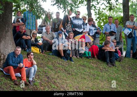 (140816) -- PAIDE, 15. Aug. 2014 -- Menschen nehmen an einem Treffen während des Festivals der Meinungskultur in Paide, Estland, am 15. Aug. 2014 Teil. Hunderte von Esten aus allen Teilen der Nation versammelten sich am 15. August 16, um am Festival of Opinion Culture teilzunehmen, um ihre Vergangenheit, Gegenwart und Zukunft auf dem Hügel des ValliMagiden-Hügels, Paide, Zentralestland, frei zu diskutieren, wobei sie sich auf die aktuellen heißen Themen Einwanderung, nationale Energiestrategie, ukrainische Krise usw. ) ESTLAND-PAIDE-FESTIVAL DER MEINUNGSKULTUR SergeixTrofimov PUBLICATIONxNOTxINxCHN zahlte am 15. August 2014 Prominente nehmen an einem Meeting du Teil Stockfoto