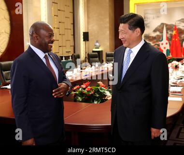 (140816) -- NANJING, 16. August 2014 -- der chinesische Präsident Xi Jinping (R) trifft sich mit dem Präsidenten von Burundi Pierre Nkurunziza in Nanjing, der Hauptstadt der ostchinesischen Provinz Jiangsu, am 16. August 2014. ) (Zkr) YOG-CHINA-XI JINPING-BURUNDI-PIERRE NKURUNZIZA-MEETING(CN) PangxXinglei 2014 PUBLICATIONxNOTxINxCHN Nanjing 16. August 2014 der chinesische Präsident Xi Jinping r trifft sich mit dem Präsidenten von Burundi Pierre Nkurunziza in Nanjing Hauptstadt von Ostchina Stockfoto