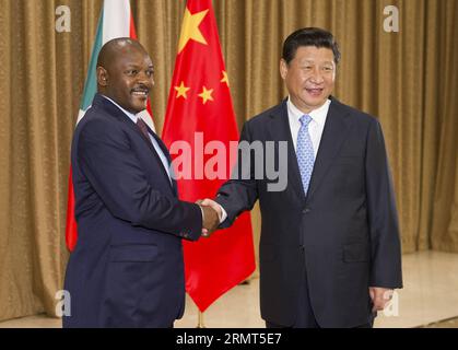 (140816) -- NANJING, 16. August 2014 -- der chinesische Präsident Xi Jinping (R) trifft sich mit dem Präsidenten von Burundi Pierre Nkurunziza in Nanjing, der Hauptstadt der ostchinesischen Provinz Jiangsu, am 16. August 2014. ) (Zkr) YOG-CHINA-XI JINPING-BURUNDI-PIERRE NKURUNZIZA-MEETING(CN) XiexHuanchi PUBLICATIONxNOTxINxCHN Nanjing 16. August 2014 chinesischer Präsident Xi Jinping r trifft sich mit dem Präsidenten von Burundi Pierre Nkurunziza in Nanjing Hauptstadt der Ostchina Provinz Jiangsu NOG 16. August 2014 CCR YOCHINININI China JinXCN Treffen Stockfoto