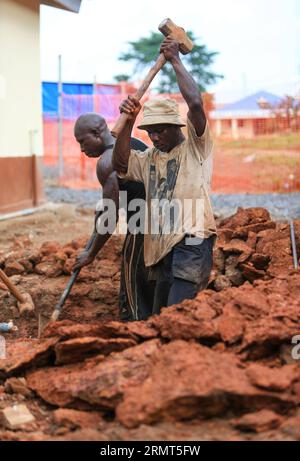 (140817) -- LAKKA, -- zwei Arbeiter werden auf der Baustelle des Lakka ebola Behandlungszentrums in Lakka, Sierra Leone, 16. August 2014 gesehen. Nach Angaben der lokalen Arbeiter wird erwartet, dass das neue Lakka ebola-Behandlungszentrum im westlichen Teil von Sierra Leone in der nächsten Woche in Betrieb genommen wird. )(lyi) SIERRA LEONE-LAKKA-EBOLA-NEW TREATMENT CENTER MengxChenguang PUBLICATIONxNOTxINxCHN Lakka zwei Arbeiter sind Seen AUF der Baustelle des Lakka Ebola Treatment Center in Lakka Sierra Leone Aug 16 2014 nach lokalen Arbeitern das New Lakka Ebola Treatment Center in der westlichen Gegend Stockfoto