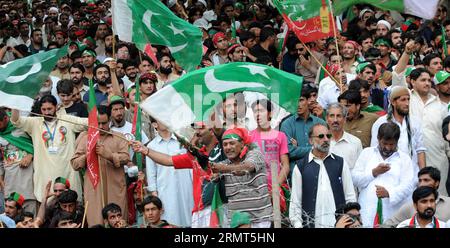 (140817) -- ISLAMABAD, -- pakistanische Unterstützer des Cricketkünstlers Imran Khan versammeln sich während einer Protestkundgebung gegen die von der pakistanischen Muslim League-Nawaz geführte Regierung in Islamabad, der Hauptstadt Pakistans, am 16. August 2014. Der führende pakistanische Politiker Imran Khan forderte am Samstag den Rücktritt von Premierminister Nawaz Sharif und die Abhaltung neuer Wahlen, da die Wahlen im letzten Jahr manipuliert wurden. PAKISTAN-ISLAMABAD-MARCH AhmadxKamal PUBLICATIONxNOTxINxCHN Islamabad pakistanische Anhänger des Kritikers zum Politiker Imran Khan versammeln sich während einer Protestkundgebung gegen das pakistanische Musli des Landes Stockfoto