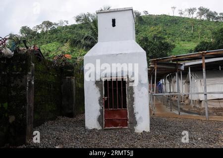 (140817) -- LAKKA, -- Foto vom 16. August 2014 zeigt eine Verbrennungsanlage im Lakka ebola-Behandlungszentrum, das in Lakka, Sierra Leone, im Bau ist. Nach Angaben der lokalen Arbeiter wird erwartet, dass das neue Lakka ebola-Behandlungszentrum im westlichen Teil von Sierra Leone in der nächsten Woche in Betrieb genommen wird. )(lyi) SIERRA LEONE-LAKKA-EBOLA-NEW TREATMENT CENTER LinxXiaowei PUBLICATIONxNOTxINxCHN Lakka Foto aufgenommen AM 16. August 2014 Shows to Verbrennator in der Lakka Ebola Treatment Center in Lakka Sierra Leone nach lokalen Arbeitern das neue Lakka Ebola Treatment Center in der Stockfoto