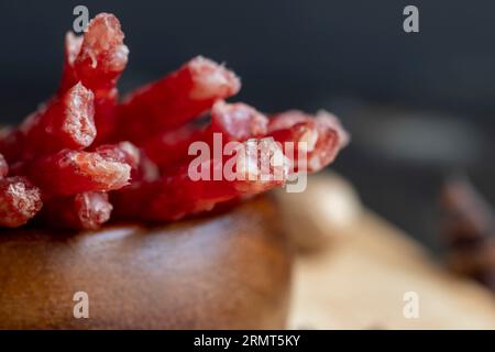 Hausgemachtes Trockenfleisch für die Langzeitlagerung, getrocknetes gesalzenes Kalbfleisch mit Gewürzen beim Kochen Stockfoto
