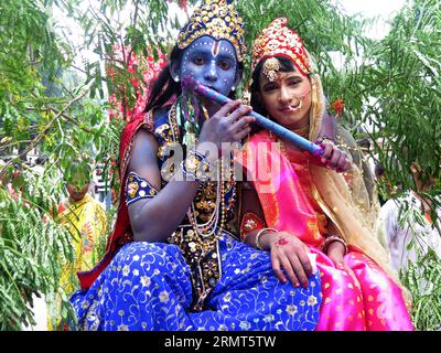 (140817) -- DHAKA, 17. August 2014 -- Menschen nehmen am Krishna Janmashtami Festival in Dhaka, Bangladesch, 17. August 2014 Teil. Das fest, das die Geburt von Lord Krishna kennzeichnet, wird am Sonntag in Bangladesch gefeiert. BANGLADESCH-DHAKA-KRISHNA JANMASHTAMI FESTIVAL SharifulxIslam PUBLICATIONxNOTxINxCHN Dhaka 17. August 2014 Prominente nehmen AM Krishna Janmashtami Festival in Dhaka Bangladesch AM 17. August 2014 Teil das Festival, das die Geburt von Lord Krishna markiert, WIRD AM Sonntag im Bangladesch-Dhaka-Dhaka-MashtNCHINNCHIxBLANFestival gefeiert Stockfoto