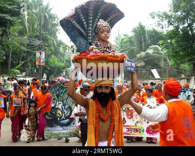 (140817) -- DHAKA, 17. Aug. 2014 -- Bangladeschische Hindu nehmen am Krishna Janmashtami Festival in Dhaka, Bangladesch, 17. Aug. 2014 Teil. Das fest, das die Geburt von Lord Krishna kennzeichnet, wird am Sonntag in Bangladesch gefeiert. BANGLADESCH-DHAKA-KRISHNA JANMASHTAMI FESTIVAL SharifulxIslam PUBLICATIONxNOTxINxCHN Dhaka 17. August 2014 Berühmtheiten Bangladeschs nehmen AM Krishna Janmashtami Festival in Dhaka Bangladesch AM 17. August 2014 Teil das Festival, das die Geburt von Lord Krishna kennzeichnet, WIRD auf dem Bangladesch Jantashami Festival gefeiert Stockfoto