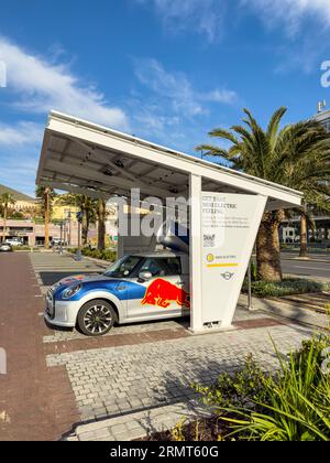 Eine elektrische Mini-Ladestation am V und Eine Waterfront in Kapstadt, Südafrika Stockfoto