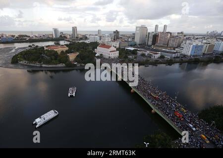 (140817) -- RECIFE, 17. August 2014 -- Menschen nehmen an der Trauerprozession zur Santo-Amaro-Kirche Teil, um den verstorbenen Präsidentschaftskandidaten Eduardo Campos am 17. August 2014 in Recife, Brasilien, zu begraben. Tausende Brasilianer versammelten sich am Sonntag in der nordöstlichen Stadt Recife, um dem Präsidentschaftskandidaten Eduardo Campos Respekt zu zollen, der am Mittwoch bei einem Flugzeugabsturz ums Leben kam. Ernesto Carrico/AGENCIA ESTADO) (vf) (ce) BRAZIL OUT BRAZIL-RECIFE-EDUARDO CAMPOS-FUNERAL e AGENCIAxESTADO PUBLICATIONxNOTxINxCHN Recife 17. August 2014 Prominente nehmen an der Trauerprozession zum of S Teil Stockfoto