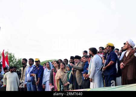 Der pakistanische regierungsfeindliche Geistliche Tahir-ul-Qadri spricht mit seinen Anhängern während einer regierungsfeindlichen Kundgebung in Islamabad, der Hauptstadt Pakistans, am 17. August 2014. Die pakistanische Regierung kündigte am Sonntag an, Gespräche mit zwei oppositionellen politischen Führern zu führen, die Tausende ihrer Anhänger in Sit-ins in Islamabad führen und den Rücktritt von Premierminister Nawaz Sharif fordern. (Djj) PAKISTANISCH-ISLAMABAD-REGIERUNGSFEINDLICHER DIALOG AhmadxKamal PUBLICATIONxNOTxINxCHN der pakistanische regierungsfeindliche Kleriker Tahir UL Qadri spricht während der regierungsfeindlichen Kundgebung in Islamabad, der pakistanischen Hauptstadt Stockfoto