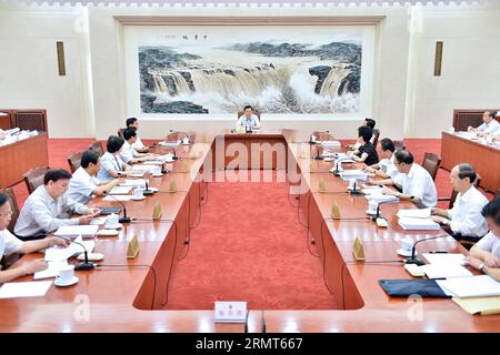 Zhang Dejiang (C), Vorsitzender des Ständigen Ausschusses des Nationalen Volkskongresses Chinas (NPC), leitet die 27. Sitzung des Vorsitzenden und der stellvertretenden Vorsitzenden des 12. Ständigen Ausschusses des NPC in der Großen Halle des Volkes in Peking, der Hauptstadt Chinas, am 18. August 2014. ) (Ry) CHINA-BEIJING-NPC-MEETING (CN) LixTao PUBLICATIONxNOTxINxCHN Zhang Dejiang C Vorsitzender des Thing Committee of China S National Celebrities S Congress NPC Vorsitzender der 27. Sitzung des Vorsitzenden und stellvertretenden Vorsitzenden des 12. NPC-Thing Committee in der Großen Halle der Prominenten in Peking Hauptstadt Stockfoto