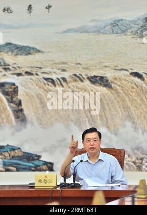 Zhang Dejiang, Vorsitzender des Ständigen Ausschusses des Nationalen Volkskongresses Chinas (NPC), leitet die 27. Sitzung des Vorsitzenden und der stellvertretenden Vorsitzenden des 12. Ständigen Ausschusses des NPC in der Großen Halle des Volkes in Peking, der Hauptstadt Chinas, am 18. August 2014. ) (Ry) CHINA-BEIJING-NPC-MEETING (CN) LixTao PUBLICATIONxNOTxINxCHN Zhang Dejiang Vorsitzender des Thing Committee of China S National Celebrities S Congress NPC Vorsitzender während der 27. Sitzung des Vorsitzenden und stellvertretenden Vorsitzenden des 12. NPC-Thing Committee in der Großen Halle der Prominenten in Peking Hauptstadt Chinas Stockfoto