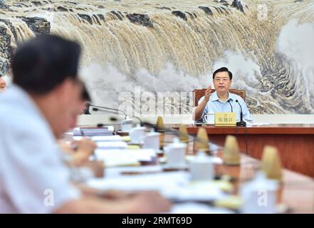 Zhang Dejiang, Vorsitzender des Ständigen Ausschusses des Nationalen Volkskongresses Chinas (NPC), leitet die 27. Sitzung des Vorsitzenden und der stellvertretenden Vorsitzenden des 12. Ständigen Ausschusses des NPC in der Großen Halle des Volkes in Peking, der Hauptstadt Chinas, am 18. August 2014. ) (Ry) CHINA-BEIJING-NPC-MEETING (CN) LixTao PUBLICATIONxNOTxINxCHN Zhang Dejiang Vorsitzender des Thing Committee of China S National Celebrities S Congress NPC Vorsitzender während der 27. Sitzung des Vorsitzenden und stellvertretenden Vorsitzenden des 12. NPC-Thing Committee in der Großen Halle der Prominenten in Peking Hauptstadt Chinas Stockfoto