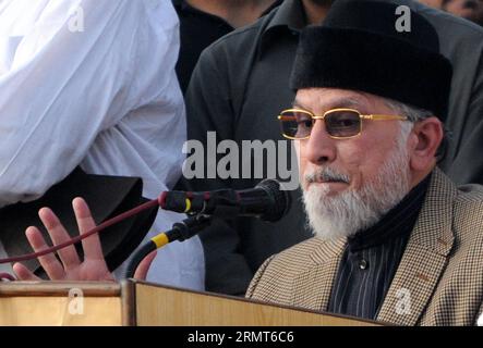 ISLAMABAD, 17. August 2014 -- der pakistanische regierungsfeindliche Geistliche Tahir-ul-Qadri spricht seine Anhänger während eines marsches in Islamabad, der Hauptstadt Pakistans, am 17. August 2014 an. Der pakistanische Premierminister Nawaz Sharif hat versprochen, trotz fortgesetzter Proteste in der Hauptstadt Islamabad an der Macht zu bleiben, da er die Führer zweier Oppositionsparteien beschuldigte, ihre Anhänger dazu benutzt zu haben, seine gewählte Regierung zu schwächen. )(zhf) PAKISTAN-ISLAMABAD-ANTI-GOVERNMENT-MARCH AhmadxKamal PUBLICATIONxNOTxINxCHN Islamabad 17. August 2014 der pakistanische Anti-Government-Kleriker Tahir UL Qadri wendet sich während eines Marsches in der Hauptstadt Islamabad an seine Anhänger Stockfoto