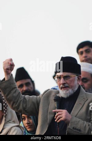 ISLAMABAD, 17. August 2014 -- der pakistanische regierungsfeindliche Geistliche Tahir-ul-Qadri spricht seine Anhänger während eines marsches in Islamabad, der Hauptstadt Pakistans, am 17. August 2014 an. Der pakistanische Premierminister Nawaz Sharif hat versprochen, trotz fortgesetzter Proteste in der Hauptstadt Islamabad an der Macht zu bleiben, da er die Führer zweier Oppositionsparteien beschuldigte, ihre Anhänger dazu benutzt zu haben, seine gewählte Regierung zu schwächen. )(zhf) PAKISTAN-ISLAMABAD-ANTI-GOVERNMENT-MARCH AhmadxKamal PUBLICATIONxNOTxINxCHN Islamabad 17. August 2014 der pakistanische Anti-Government-Kleriker Tahir UL Qadri wendet sich während eines Marsches in der Hauptstadt Islamabad an seine Anhänger Stockfoto