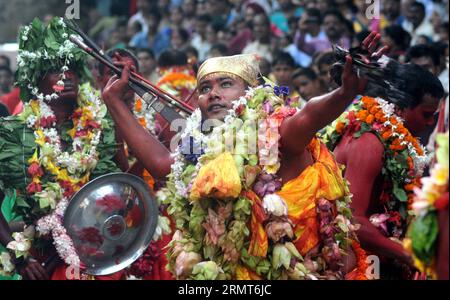 Mit Opferblut verschmierte hinduistische Priester führen Rituale während des Deodhani-Festivals im Kamakhya-Hindu-Tempel in Gauhati, Indien, am 18. August 2014 durch. Das Deodhani-Festival wird abgehalten, um die Schlangengöttin Kamakhya zu verehren. ) INDIEN-GAUHATI-FESTIVAL Stringer PUBLICATIONxNOTxINxCHN hinduistische Priester, die mit Opferblut verschmiert wurden 2014, führen Rituale während des Festivals IM Kamakhya Hindu Tempel in Gauhati Indien auf dem Festival IST Held, um die Schlangengöttin Kamakhya Indien Gauhati Festival Stringer PUBLICATIONxNOTxINxCHN zu verehren Stockfoto