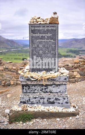 (140819) -- GYANGZE, 19. August 2014 -- Foto aufgenommen am 14. August 2014 zeigt ein Steindenkmal, das zu Ehren der Soldaten errichtet wurde, die von der Burg Zongshan gesprungen sind, nachdem sie die britischen Invasoren im Gyangze County in Shigaze im Südwesten Chinas autonome Region Tibet bekämpft hatten. Gyangze's Zongshan Castle, eine Bergfestung, war während der britischen Invasion Tibets zwischen Dezember 1903 und September 1904 eines der wichtigsten Schlachtfelder. Etwa 5.000 Soldaten, die in der Burg stationiert waren, kämpften drei Tage lang gegen die britischen Truppen, konnten aber dem Angriff nicht standhalten, der am 6. Juli 1906 begann. Un Stockfoto