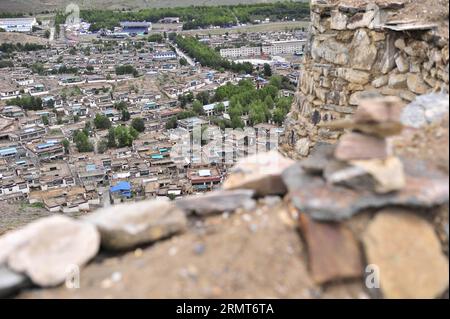 (140819) -- GYANGZE, 19. August 2014 -- dieses Foto vom 14. August 2014 aus dem Zongshan Castle zeigt die eigentliche Stadt des Gyangze County in Shigaze, der südwestlichen chinesischen autonomen Region Tibet. Gyangze's Zongshan Castle, eine Bergfestung, war während der britischen Invasion Tibets zwischen Dezember 1903 und September 1904 eines der wichtigsten Schlachtfelder. Etwa 5.000 Soldaten, die in der Burg stationiert waren, kämpften drei Tage lang gegen die britischen Truppen, konnten aber dem Angriff nicht standhalten, der am 6. Juli 1906 begann. Da sie nicht bereit waren, sich zu ergeben, entschieden sich die verbliebenen Soldaten, vom Zongshan zu springen Stockfoto