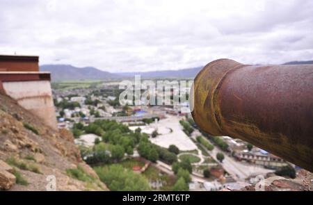 (140819) -- GYANGZE, 19. August 2014 -- dieses Foto vom 14. August 2014 aus dem Zongshan Castle zeigt die eigentliche Stadt des Gyangze County in Shigaze, der südwestlichen chinesischen autonomen Region Tibet. Gyangze's Zongshan Castle, eine Bergfestung, war während der britischen Invasion Tibets zwischen Dezember 1903 und September 1904 eines der wichtigsten Schlachtfelder. Etwa 5.000 Soldaten, die in der Burg stationiert waren, kämpften drei Tage lang gegen die britischen Truppen, konnten aber dem Angriff nicht standhalten, der am 6. Juli 1906 begann. Da sie nicht bereit waren, sich zu ergeben, entschieden sich die verbliebenen Soldaten, vom Zongshan zu springen Stockfoto