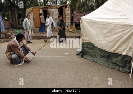 (140819) -- SANAA, 19. August 2014 -- Unterstützer der schiitischen Houthi-Gruppe errichteten am 19. August 2014 Zelte in einem Sitzlager in Sanaa, Jemen. Regierungsfeindliche Demonstranten, die meisten von ihnen Unterstützer der schiitischen Huthi-Gruppe, die seit Jahren gegen die Regierungsarmee gekämpft haben, begannen in Sanaa Sit-in-Aktivitäten zu starten und forderten den Rücktritt der jemenitischen Regierung, die ihrer Meinung nach ihre Verpflichtung, dem Volk Wohlstand zu bringen, nicht erfüllt hat. ) JEMEN-SANAA-SIT-IN-CAMP MohammedxMohammed PUBLICATIONxNOTxINxCHN Sanaa 19. August 2014 Unterstützer der schiitischen Houthi-Gruppe richteten Zelte IN EIN Stockfoto