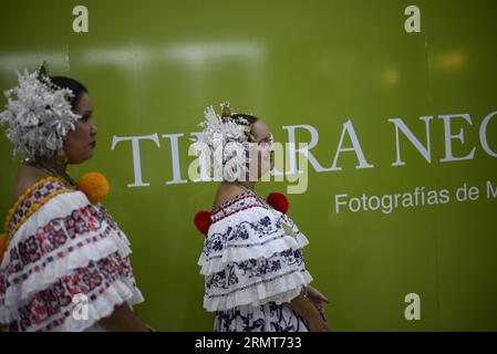 Frauen tragen Polleras, Panamas traditionelle Outfits, während der Eröffnung der 10. Ausgabe der Internationalen Buchmesse Panamas in Panama City, der Hauptstadt Panamas, am 19. August 2014. Die Messe eröffnete am Dienstag mit Mexiko als Gastland. Oraganizer erwarten über 100.000 Besucher während der Buchmesse.Mauricio Valenzuela) (bxq) PANAMA-PANAMA CITY-CULTURE-BOOK FAIR e Mauricio PUBLICATIONxNOTxINxCHN Frauen tragen Panama S traditionelle Outfits während der Eröffnung der 10. Ausgabe der Panama S International Book Fair in Panama City Capital of Panama AM 19. August 2014 eröffnete die Messe AM Dienstag Stockfoto