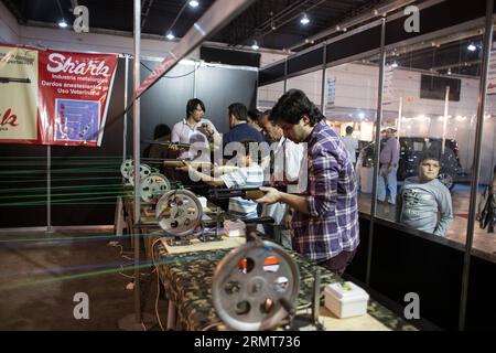 Die Besucher üben das Schießen während der 23. Internationalen Jagd-, Fischerei- und Freiluftmesse auf dem Gelände des La Rural in Buenos Aires, Argentinien, am 19. August 2014. ) (Da) (sp) ARGENTINA-BUENOS AIRES-INDUSTRY-FAIR MARTINxZABALA PUBLICATIONxNOTxINxCHN Besucher üben Target Shooting während der 23. Internationalen Jagd- und Outdoor-Messe auf dem La Rural Fairgrounds in Buenos Aires City Argentinien AM 19. August 2014 dort SP Argentina Buenos Aires Industry Fair MartinXZabala PUBLICATIONxNOTxINxCHN Stockfoto