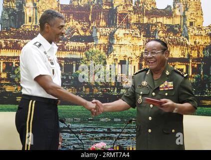 (140820) -- PHNOM PENH, 20. August 2014 -- General Pol Saroeun (R), Oberbefehlshaber der Royal Cambodian Armed Forces, schüttelt die Hand mit dem Besuch von General Vincent K. Brooks, Kommandierender General der U.S. Army Pacific in Phnom Penh, Kambodscha, 20. August 2014. Kambodscha und die Vereinigten Staaten hochrangige Militärs trafen sich hier am Mittwoch und versprachen, bilaterale Beziehungen und Zusammenarbeit zum gegenseitigen Nutzen zu stärken und auszubauen. ) KAMBODSCHA-PHNOM PENH-U.S.-MEETING Sovannara PUBLICATIONxNOTxINxCHN Phnom Penh 20. August 2014 General POL Saroeun r Oberbefehlshaber der königlich kambodschanischen Streitkräfte rüttelt die Hände Stockfoto