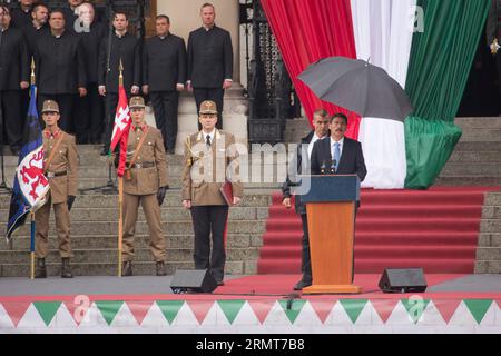 (140820) -- BUDAPEST, 20. August 2014 -- ungarischer Präsident Janos Ader (1. R) hält eine Rede auf dem Kossuth-Platz vor dem ungarischen Parlamentsgebäude, um den ungarischen Nationalfeiertag am 20. August 2014 in Budapest, Ungarn, zu feiern. ) (dzl) UNGARN-BUDAPEST-NATIONALFEIERTAG AttilaxVolgyi PUBLICATIONxNOTxINxCHN Budapest 20. August 2014 der ungarische Präsident Janos Artery 1. R hält eine Rede auf dem Kossuth-Platz vor dem ungarischen Parlamentsgebäude, um den ungarischen Nationalfeiertag in Budapest Ungarn AM 20. August 2014 zu feiern Stockfoto