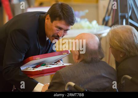 (140820) -- BUDAPEST, 20. August 2014 -- ungarischer Präsident Janos Ader (L) überreicht Nobelpreisträger Imre Kertesz am 20. August 2014 mit dem Stephansorden in Budapest, Ungarn. ) (dzl) UNGARN-BUDAPEST-NATIONALFEIERTAG AttilaxVolgyi PUBLICATIONxNOTxINxCHN Budapest 20. August 2014 ungarischer Präsident Janos Artery l überreicht Nobelpreisträger Imre Kertesz AM 20. August 2014 den Orden des Heiligen Stephans in Budapest Ungarn dzl Ungarn Budapest Nationalfeiertag ATTILAxVOLGYI PUBLICATIONxCHTxCHINxN Stockfoto