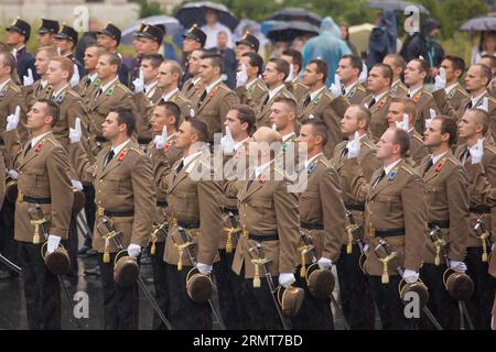 (140820) -- BUDAPEST, 20. August 2014 -- frisch abgeschlossene Offiziere der Armee an der Nationalen Universität für öffentlichen Dienst leisten ihren Eid während einer Vereidigung auf dem Kossuth-Platz vor dem ungarischen Parlamentsgebäude, um den ungarischen Nationalfeiertag am 20. August 2014 in Budapest, Ungarn, zu feiern. ) (dzl) UNGARN-BUDAPEST-NATIONALFEIERTAG AttilaxVolgyi PUBLICATIONxNOTxINxCHN Budapest 20. August 2014 frisch abgeschlossene Armeeoffiziere DER Nationalen Universität für öffentlichen Dienst leisten ihren EID während einer Zeremonie in Schweden auf dem Kossuth-Platz vor dem ungarischen Parlamentsgebäude nach Cele Stockfoto