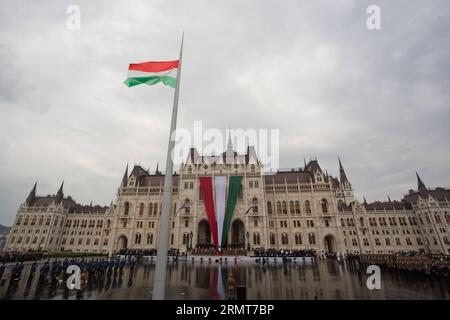 (140820) -- BUDAPEST, 20. Aug. 2014 -- die Flaggenverleihung findet auf dem Kossuth-Platz vor dem ungarischen Parlamentsgebäude statt, um den ungarischen Nationalfeiertag am 20. Aug. 2014 in Budapest, Ungarn, zu feiern. ) (dzl) UNGARN-BUDAPEST-NATIONALFEIERTAG AttilaxVolgyi PUBLICATIONxNOTxINxCHN Budapest 20. August 2014 DIE Festungszeremonie zum Aufbringen der Flagge IST DER Held auf dem Kossuth-Platz vor dem ungarischen Parlamentsgebäude zur Feier des ungarischen Nationalfeiertags in Budapest Ungarn AM 20. August 2014 dzl Ungarn Budapest Nationalfeiertag ATTILAxVOLGYI PUICATIONxCHINxN Stockfoto