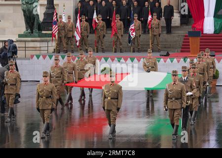 (140820) -- BUDAPEST, 20. August 2014 -- Ehrenwachen hissen Ungarns Flagge auf dem Kossuth-Platz vor dem ungarischen Parlamentsgebäude, um den ungarischen Nationalfeiertag in Budapest, Ungarn, am 20. August 2014 zu feiern. ) (dzl) UNGARN-BUDAPEST-NATIONALFEIERTAG AttilaxVolgyi PUBLICATIONxNOTxINxCHN Budapest 20. August 2014 EHRENGARDE heben die ungarische Flagge auf dem Kossuth-Platz vor dem ungarischen Parlamentsgebäude an, um den ungarischen Nationalfeiertag in Budapest AM 20. August 2014 zu feiern dzl Ungarn Budapest Nationalfeiertag ATTILAxVOLGYI PUBLICATIONxCHTxN Stockfoto