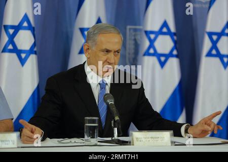 (140820) -- TEL AVIV, 20. August 2014 -- der israelische Premierminister Benjamin Netanjahu gibt eine Erklärung in Tel Aviv, Israel, am 20. August 2014 ab. Israel werde die Offensive im Gazastreifen verstärken, bis der Raketenabwurf von dort auf Israel aufhört, sagte Premierminister Benjamin Netanjahu am Mittwoch, als Reaktion auf die erneuten Gaza-Raketenangriffe auf Zentral- und Südisrael zu Beginn des Tages. JINI/) ISRAEL-GAZA-OFFENSIVE VERSTÄRKT RonixSchutzer PUBLICATIONxNOTxINxCHN Tel Aviv 20. August 2014 der israelische Premierminister Benjamin Netanyahu gibt eine Erklärung in Tel Aviv Israel AM 20. August 2014 Israel wi ab Stockfoto