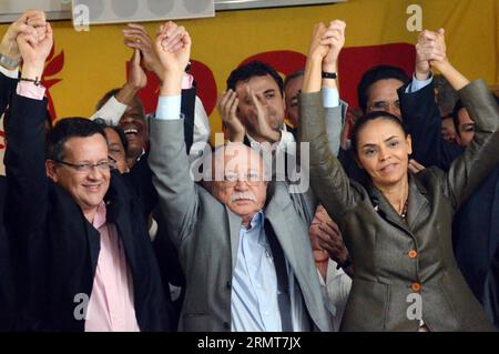 BRASILIA, 20. August 2014 -- ehemalige Senatorin Marina Silva (R), der Kongressabgeordnete Luiz Roberto Albuquerque (L) und der nationale Präsident der brasilianischen Sozialistischen Partei (PSB), Roberto Amaral (C), nehmen am 20. August 2014 an einer außerordentlichen Sitzung des PSB in Brasilia (Brasilien) Teil. Marina Silva wurde nach dem Tod von Eduardo Campos als Präsidentschaftskandidat der PSB und Luiz Roberto Albuquerque als Vize-Präsidentschaftskandidat bestätigt, so die lokale Presse. Renato Costa/) (bxq) BRASILIEN AUS BRASILIEN-BRASILIA-POLITIK-WAHLEN AGENCIAxESTADO PUBLICATIONxNOTxINxCHN Stockfoto