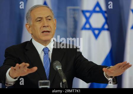 (140820) -- TEL AVIV, 20. August 2014 -- der israelische Premierminister Benjamin Netanjahu gibt eine Erklärung in Tel Aviv, Israel, am 20. August 2014 ab. Israel werde die Offensive im Gazastreifen verstärken, bis der Raketenabwurf von dort auf Israel aufhört, sagte Premierminister Benjamin Netanjahu am Mittwoch, als Reaktion auf die erneuten Gaza-Raketenangriffe auf Zentral- und Südisrael zu Beginn des Tages. JINI/) ISRAEL-GAZA-OFFENSIVE VERSTÄRKT RonixSchutzer PUBLICATIONxNOTxINxCHN Tel Aviv 20. August 2014 der israelische Premierminister Benjamin Netanyahu gibt eine Erklärung in Tel Aviv Israel AM 20. August 2014 Israel wi ab Stockfoto