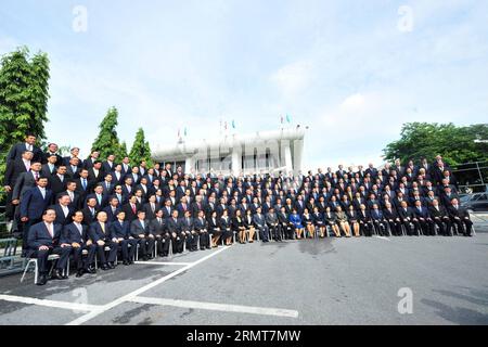 BANGKOK, 21. August 2014 -- Mitglieder der National Legislative Assembly (NLA) posieren für Gruppenfotos im Parlament in Bangkok, Thailand, 21. August 2014. ) (Zjy) THAILAND-BANGKOK-NLA-GRUPPENFOTO RachenxSageamsak PUBLICATIONxNOTxINxCHN Bangkok 21. August 2014 Mitglieder der Nationalversammlung posieren für Gruppenfotos IM Parlament in Bangkok Thai-Land 21. August 2014 Thai-Land Bangkok Group Photo PUBLICATIONxNOTxINxCHN Stockfoto