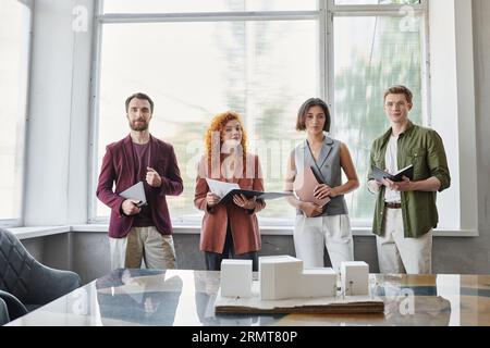 Porträt erfolgreicher Designer in der Nähe innovativer Baumodelle im Büro, Projektpräsentation Stockfoto