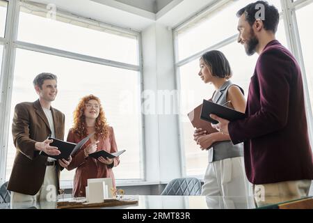 Junge Architekten zeigen Architekturprojekte Geschäftspartnern im Büro, Startup-Konzept Stockfoto