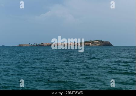 Foto aufgenommen am 22. August 2014 zeigt die Goree-Insel, drei Kilometer östlich von Dakar, Hauptstadt von Senegal, 22. August 2014. Goree Island, bekannt für seine Geschichte des Sklavenhandels im Atlantik, ist eines der beliebtesten Reiseziele für Touristen in Senegal. ) SENEGAL-DAKAR-GOREE ISLAND-DAILY LIFE LixJing PUBLICATIONxNOTxINxCHN Foto aufgenommen AM 22. August 2014 zeigt die Goree Island drei Kilometer östlich von Dakar Hauptstadt des Senegal 22. August 2014 Goree Iceland bekannt für seine Geschichte des Atlantischen Sklavenhandels IST eines der beliebtesten Reiseziele für Touristen in Senegal Dakar Goree Island tägliches Leben VE Stockfoto