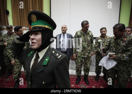 KABUL, 24. August 2014 -- Eine frisch graduierte Offizierin der afghanischen Nationalarmee (ANA) begrüßt während der Abschlussfeier in Kabul, Afghanistan am 24. August 2014. Insgesamt 30 weibliche Offiziere der Armee absolvierten am Sonntag das Kabul Military Training Center (KMTC) und wurden bei ANA beauftragt, sagte General Aminullah Paktiani, Kommandant des KMTC.) (lmz) AFGHANISTAN-KABUL-FEMALE-ARMY-GRADUIERUNG AhmadxMassoud PUBLICATIONxNOTxINxCHN KABUL 24. August 2014 eine neu graduierte Ana-Offizierin der afghanischen Nationalarmee begrüßt während der Graduierungszeremonie in Kabul Afghanistan AM 24. August 2014 insgesamt 30 Frauen Stockfoto